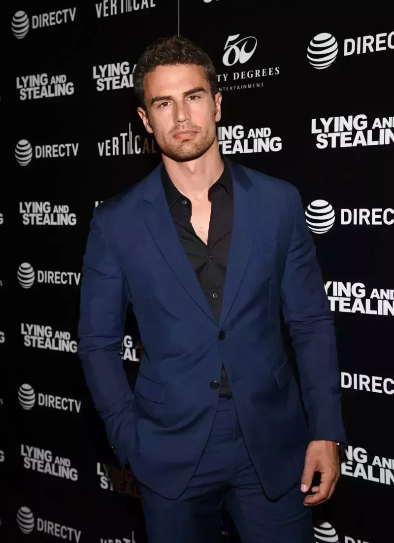 La transformación de Theo James en Hollywood en fotos: De 'Divergente' a la actualidad