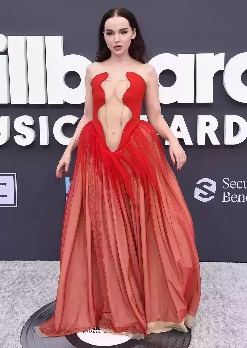 Momentos asombrosos de la alfombra roja de 2022: Sabrina Carpenter, más fotos