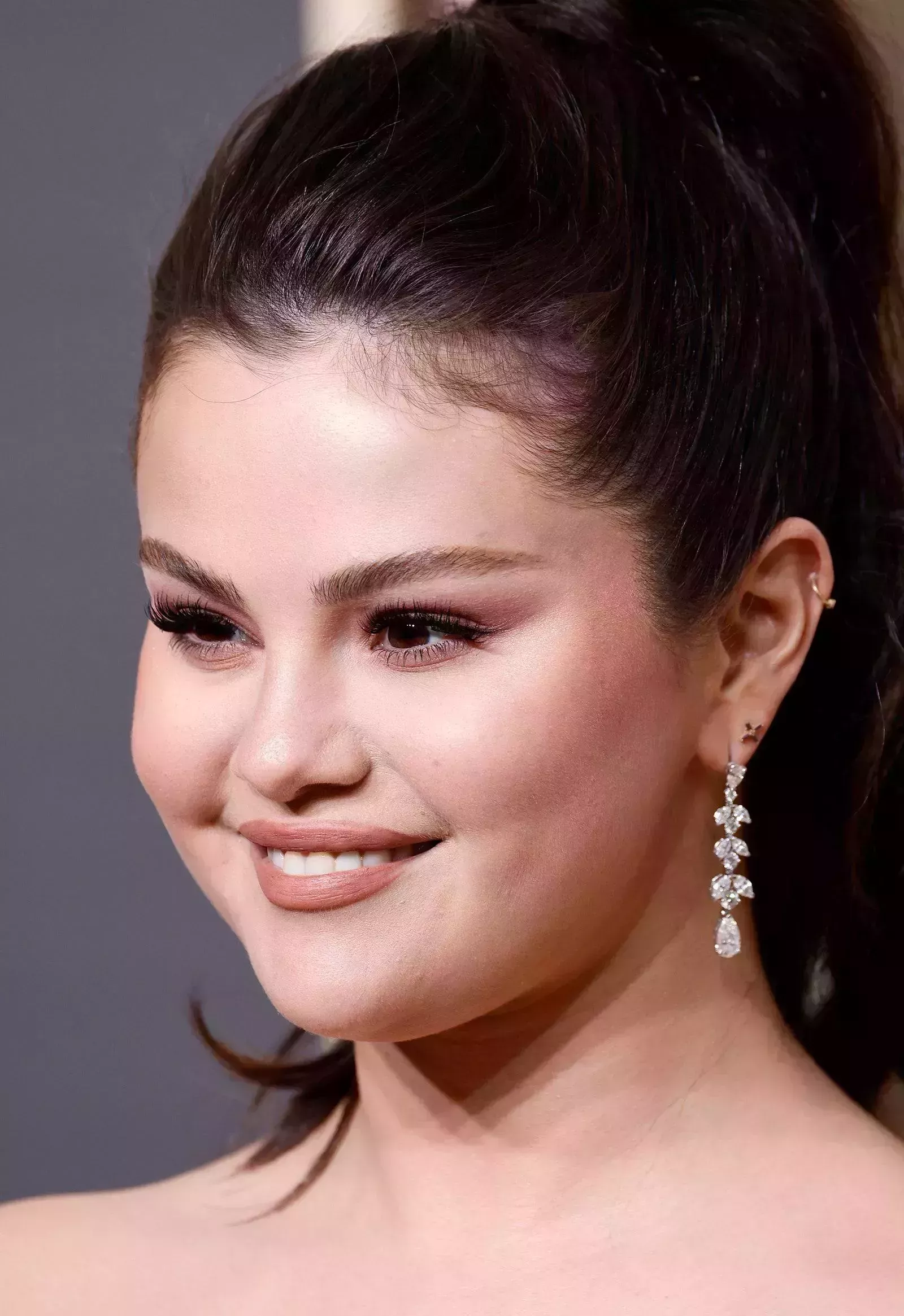 El glamour y las uñas de Selena Gomez en los Globos de Oro fueron obras de arte
