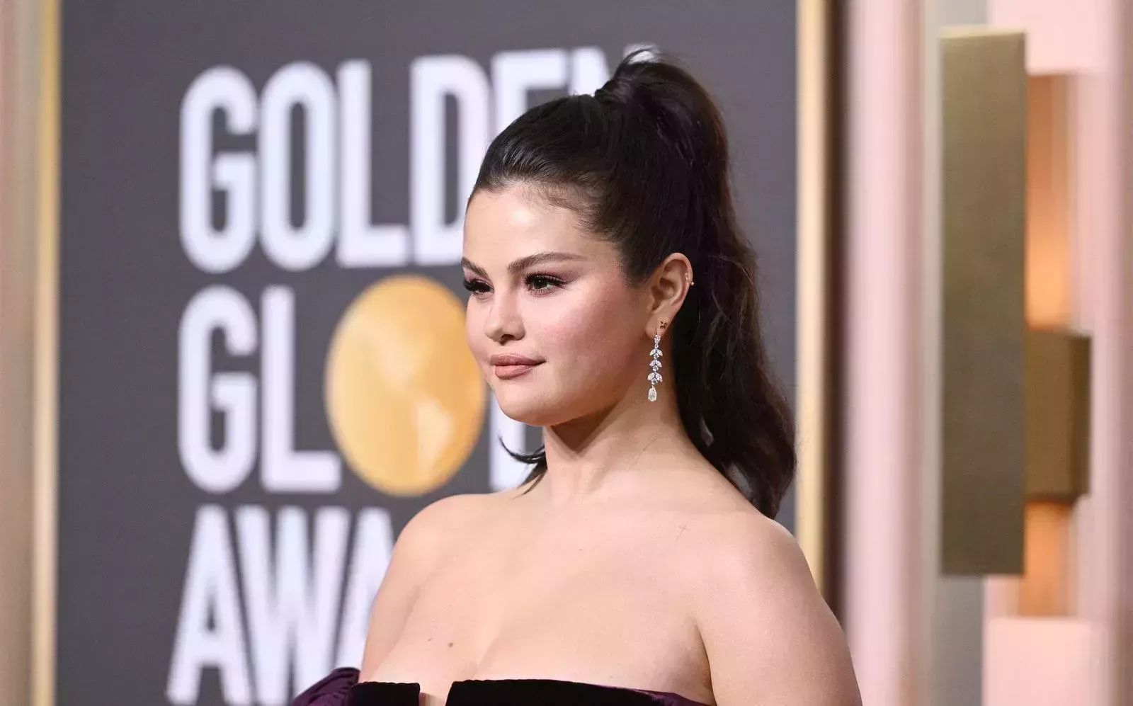 El glamour y las uñas de Selena Gomez en los Globos de Oro fueron obras de arte
