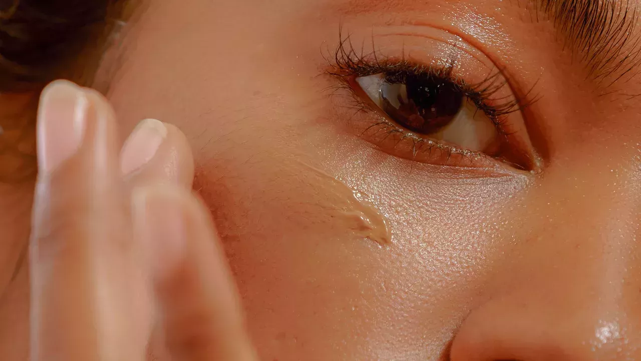 Este truco viral para la base de maquillaje es una solución rápida cuando tu tono es demasiado claro u oscuro
