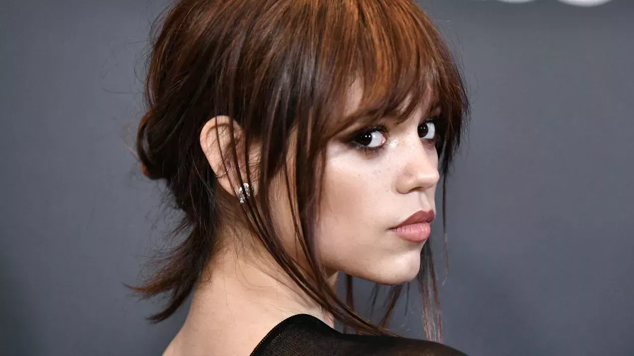 Jenna Ortega usó la alternativa favorita de TikTok a los AirPods Max