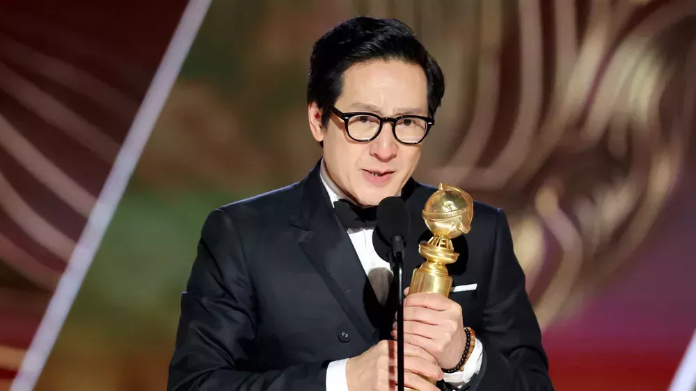 

	
		Ke Huy Quan rompe a llorar durante su emotivo discurso en los Globos de Oro y agradece a Spielberg su primer papel en el cine
	
	