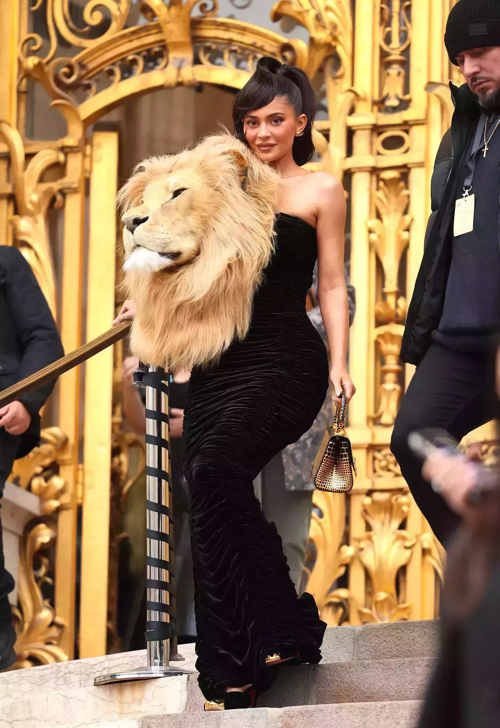 Kylie Jenner luciendo una cabeza de león en la PFW es la máxima energía de Leo