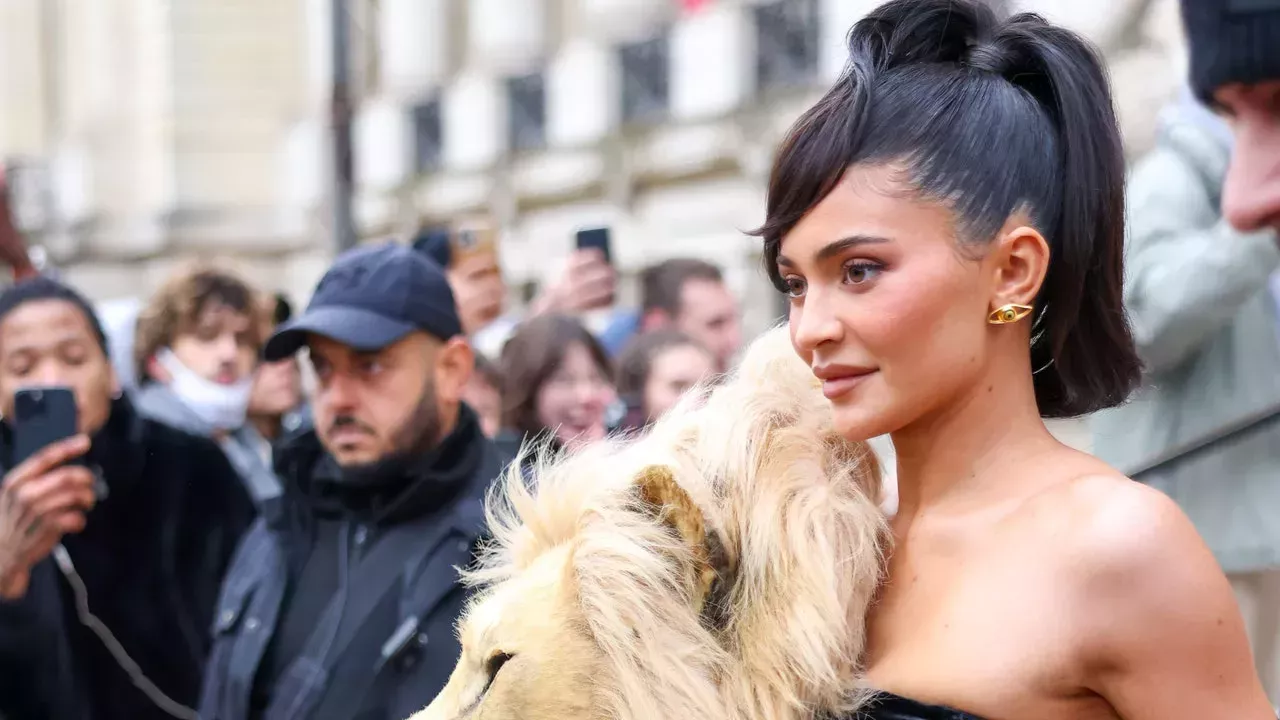 Kylie Jenner luciendo una cabeza de león en la PFW es la máxima energía de Leo