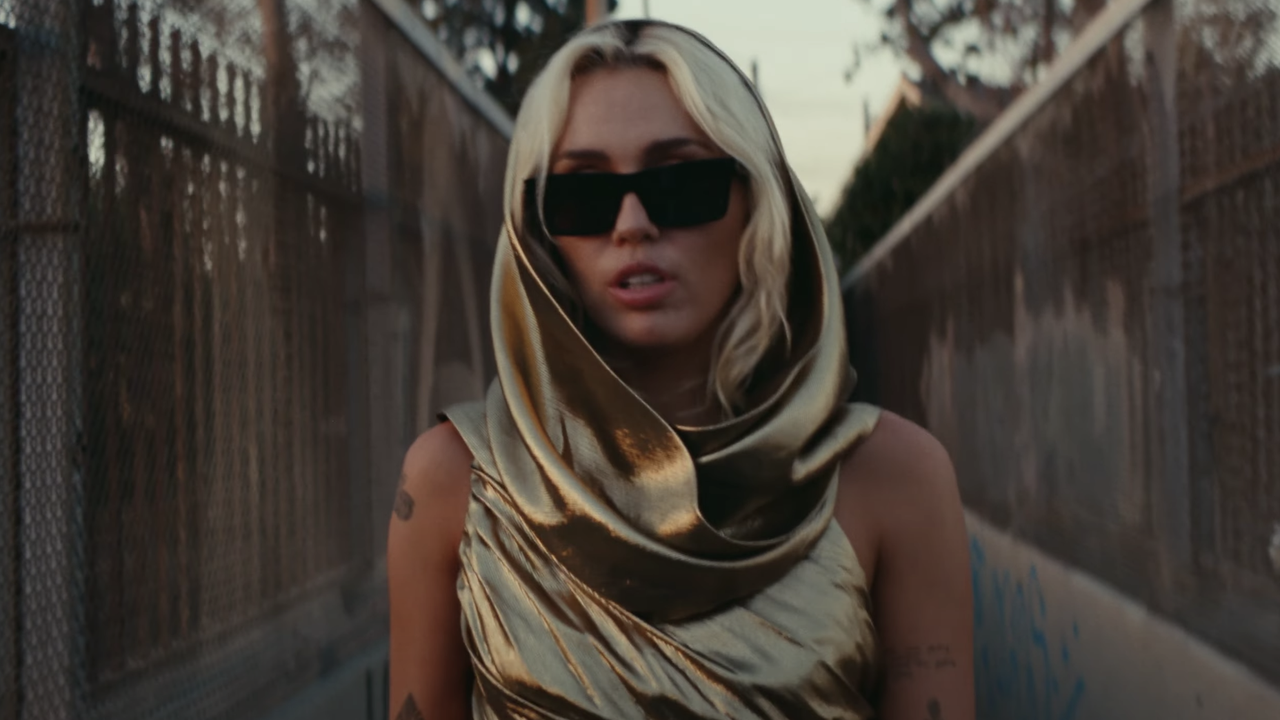Miley Cyrus tiene un momento "Mic Drop" vistiendo YSL Vintage en "Flowers"