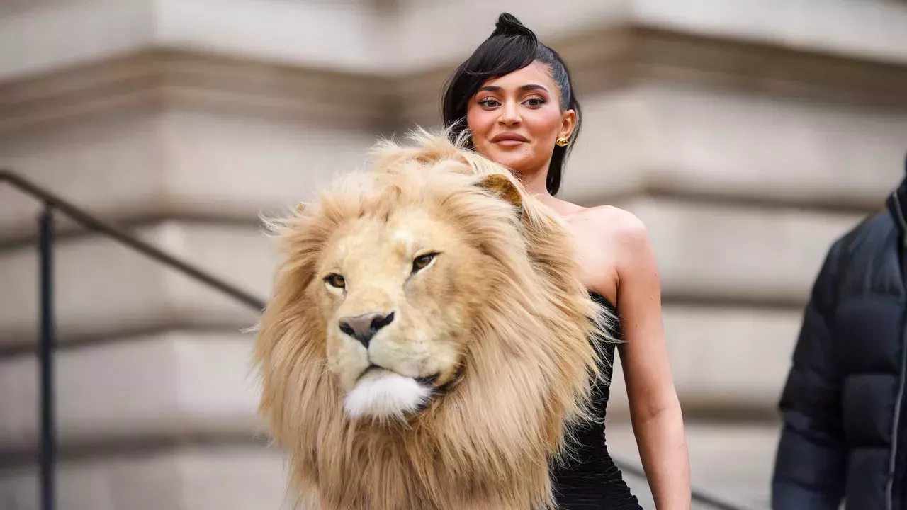 PETA defendió el vestido de cabeza de león de Schiaparelli de Kylie Jenner