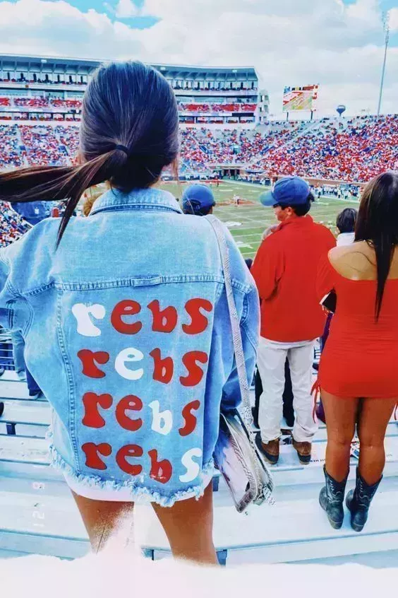 25 lindas ideas de atuendos para chicas en el día del partido universitario