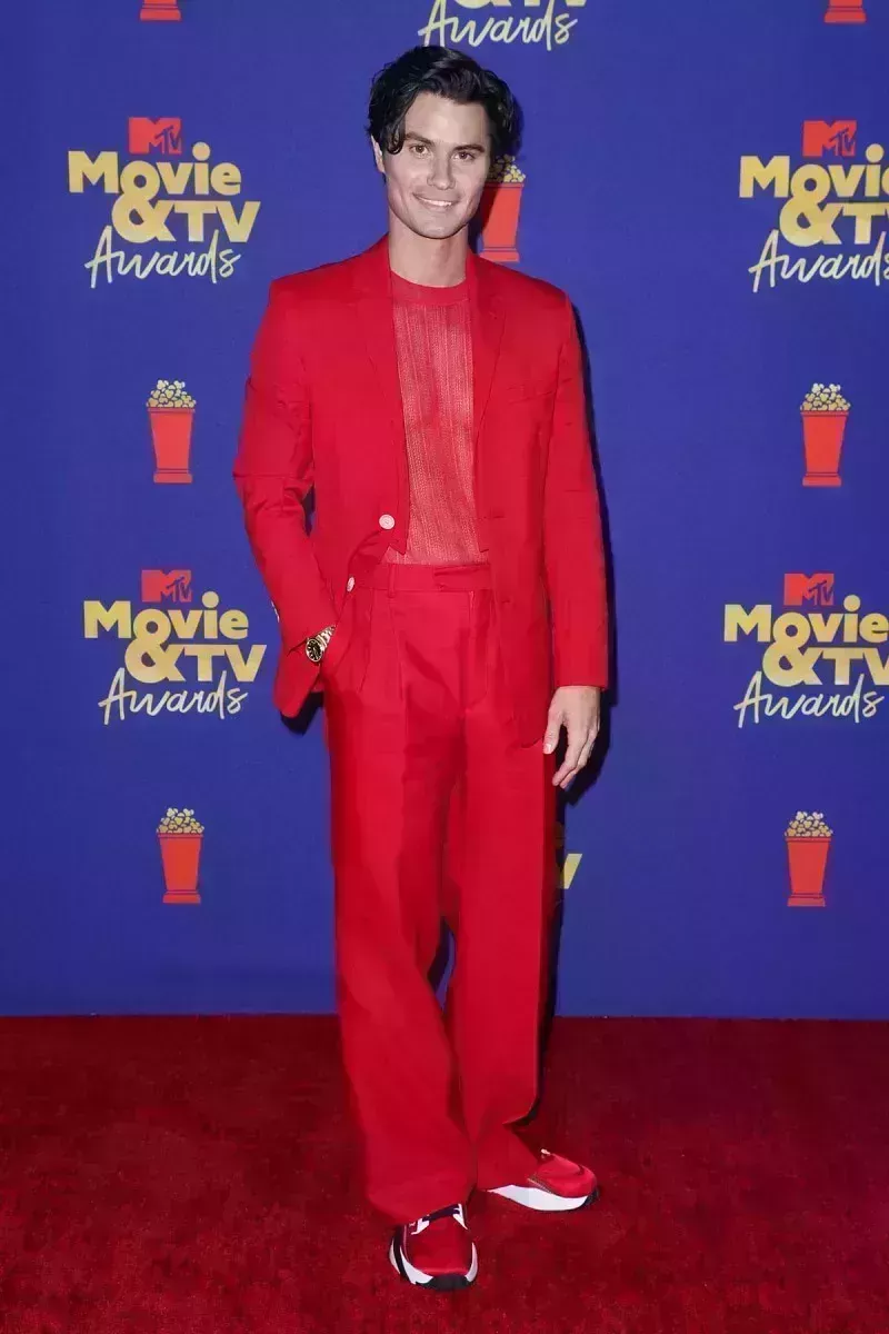 Icono de la moda La evolución de Chase Stokes en la alfombra roja a lo largo de los años