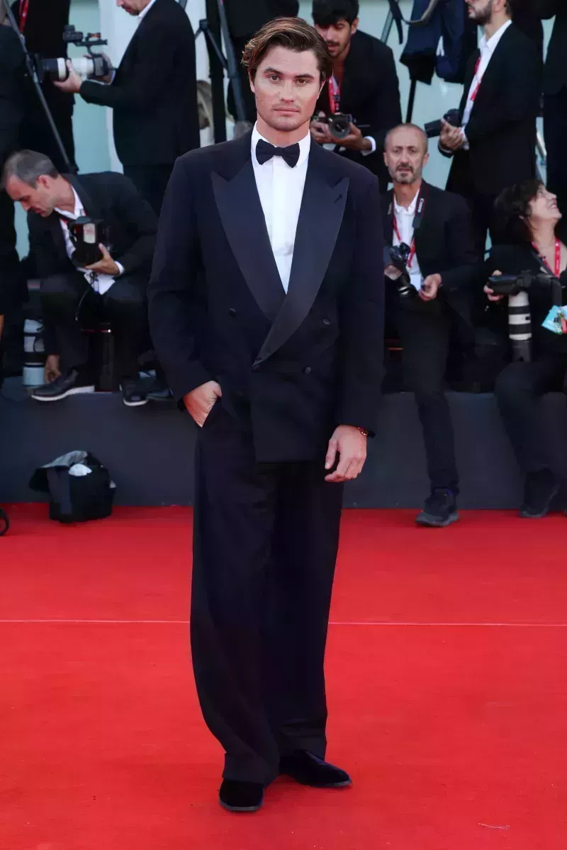 Icono de la moda La evolución de Chase Stokes en la alfombra roja a lo largo de los años