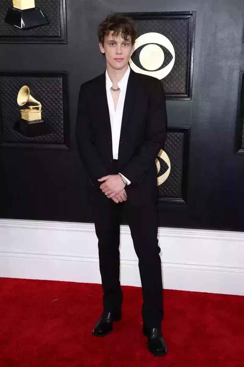 Jóvenes estrellas de Hollywood en la alfombra roja de los Grammy 2023: Fotos de la llegada