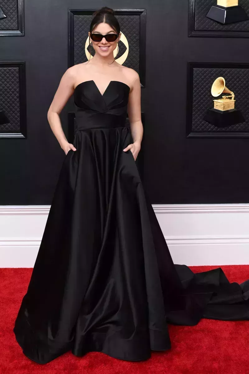 Jóvenes estrellas de Hollywood en la alfombra roja de los Grammy 2023: Fotos de la llegada