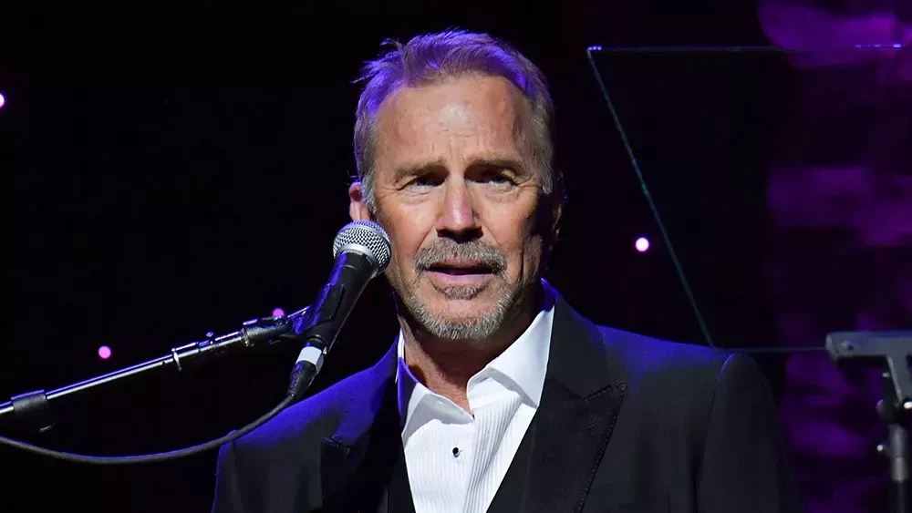 Kevin Costner rinde homenaje a Whitney Houston en un emotivo discurso a Clive Davis: