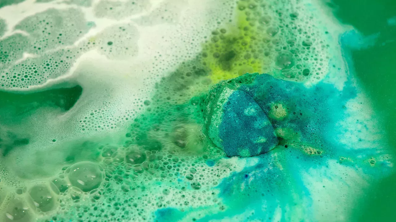 La nueva bomba de baño de Lush beneficia a las comunidades indígenas