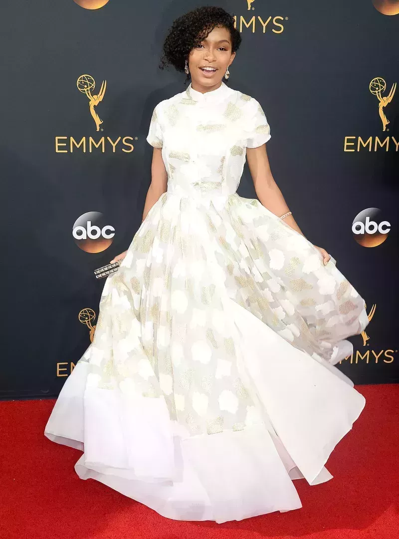 Los mejores looks de Yara Shahidi en la alfombra roja: Fotos