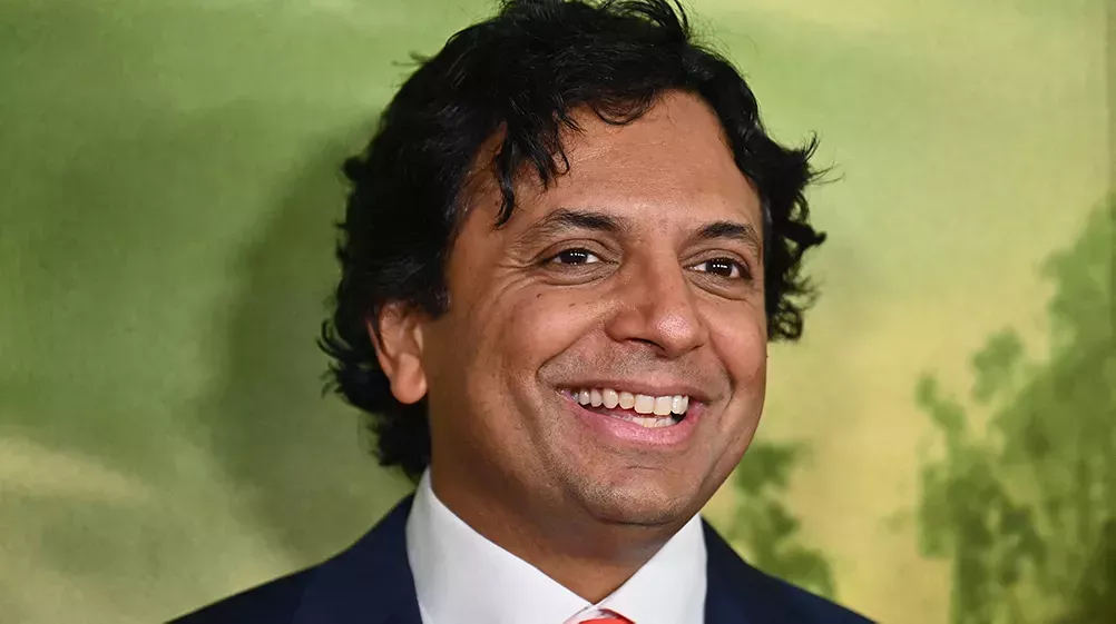 

	
		M. Night Shyamalan juega a 