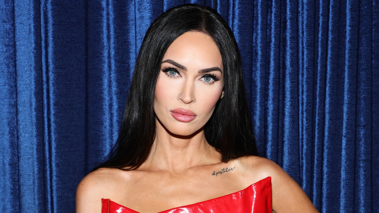 Megan Fox estrenó un flequillo rubio y despuntado en IG