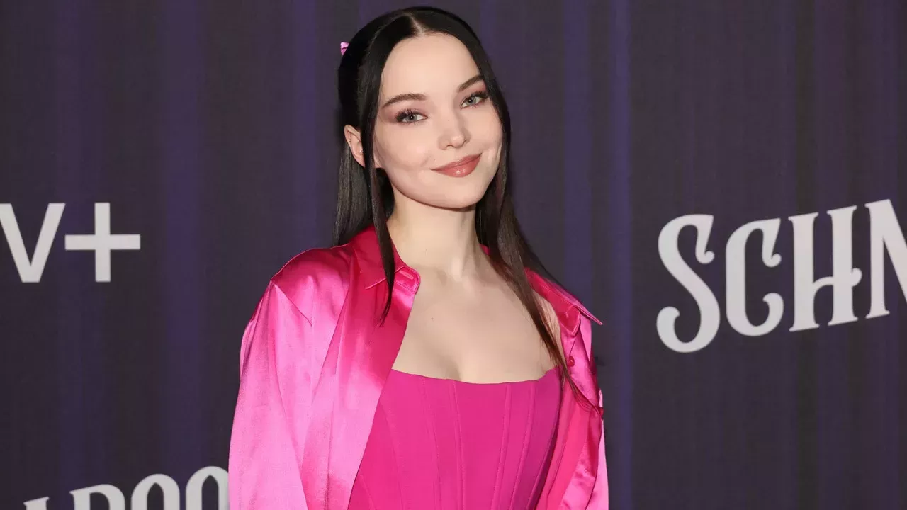 El vestido de cuero y el flequillo de Dove Cameron son la combinación perfecta