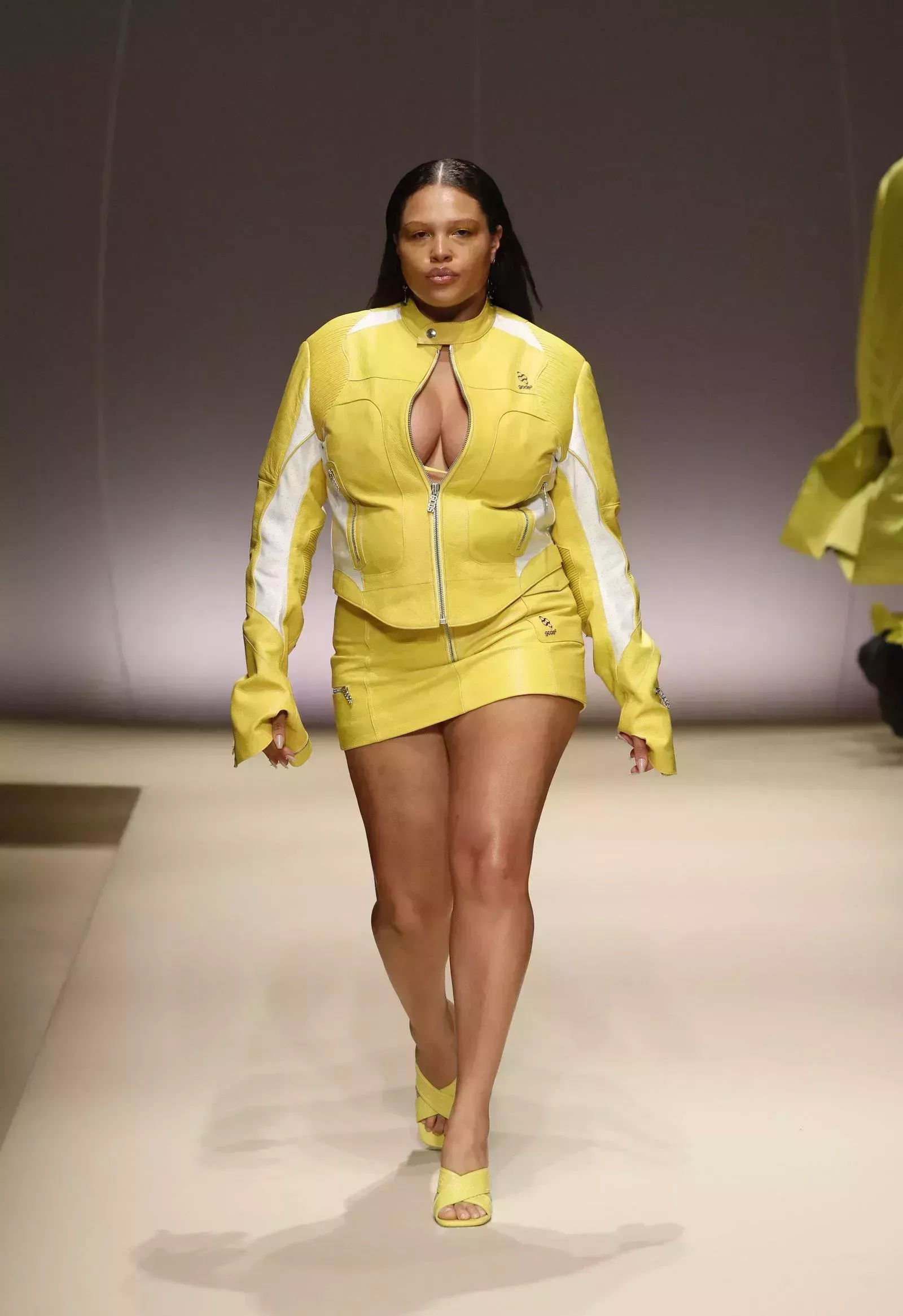 Estamos obsesionados con la chaqueta de cuero de Bob Esponja de Dua Lipa