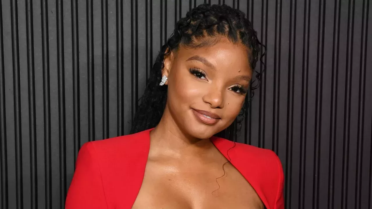 Halle Bailey subió la temperatura con un vestido de corte cereza