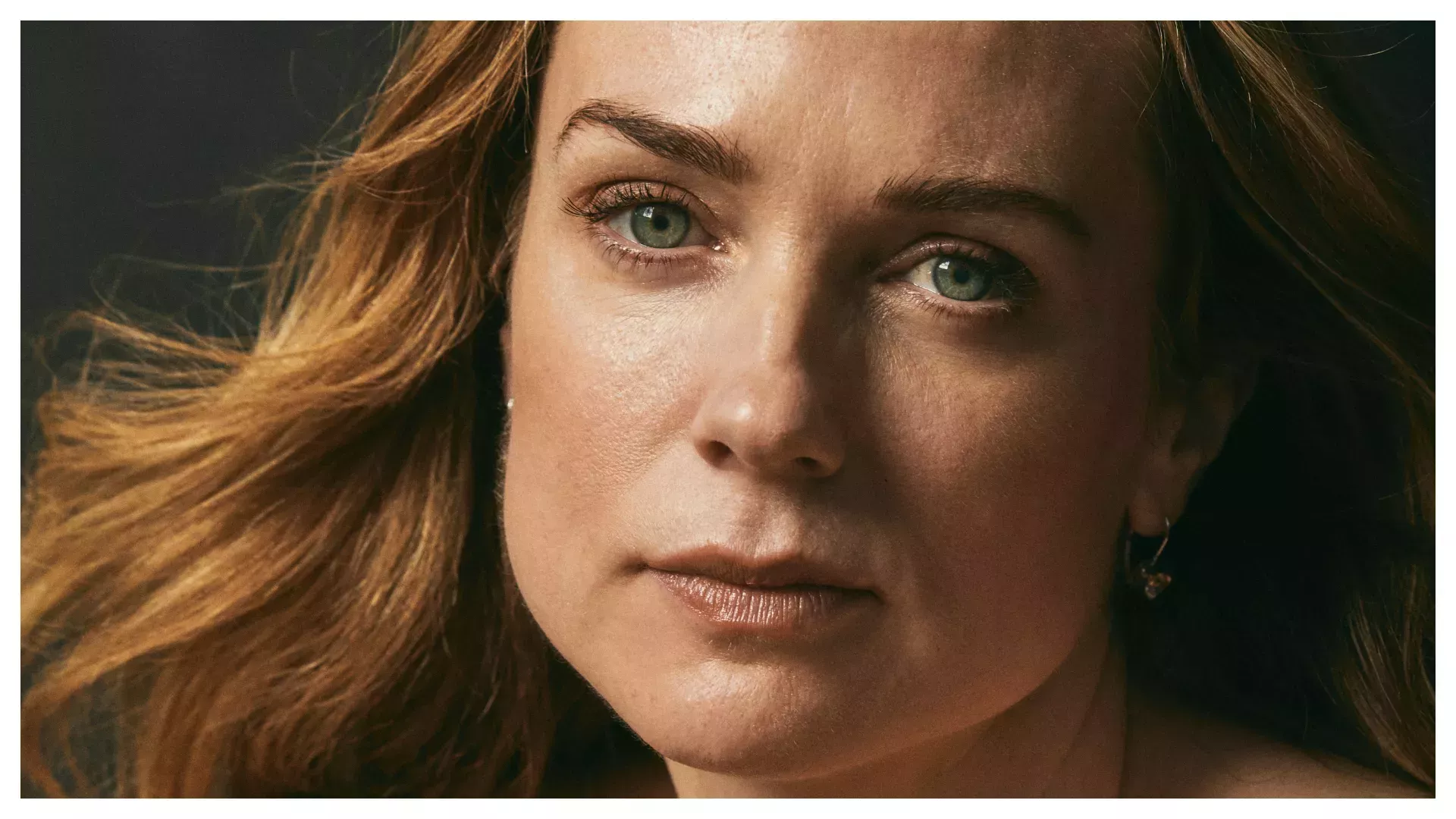 Kerry Condon habla de Colin Farrell y de cómo la ropa de colores influyó en su personaje de