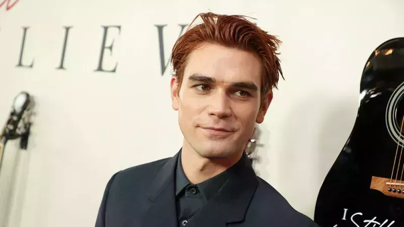 ¡KJ Apa! Lucy Hale Famosos que han admitido usar aplicaciones de citas