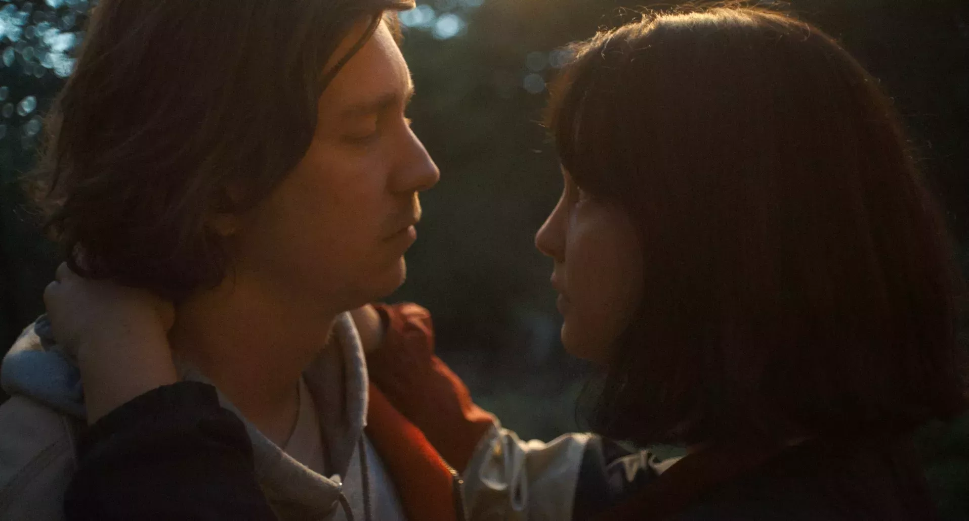 Crítica de 'Parachute': Una indie suave y sincera sobre el amor, el autodesprecio y otras dependencias