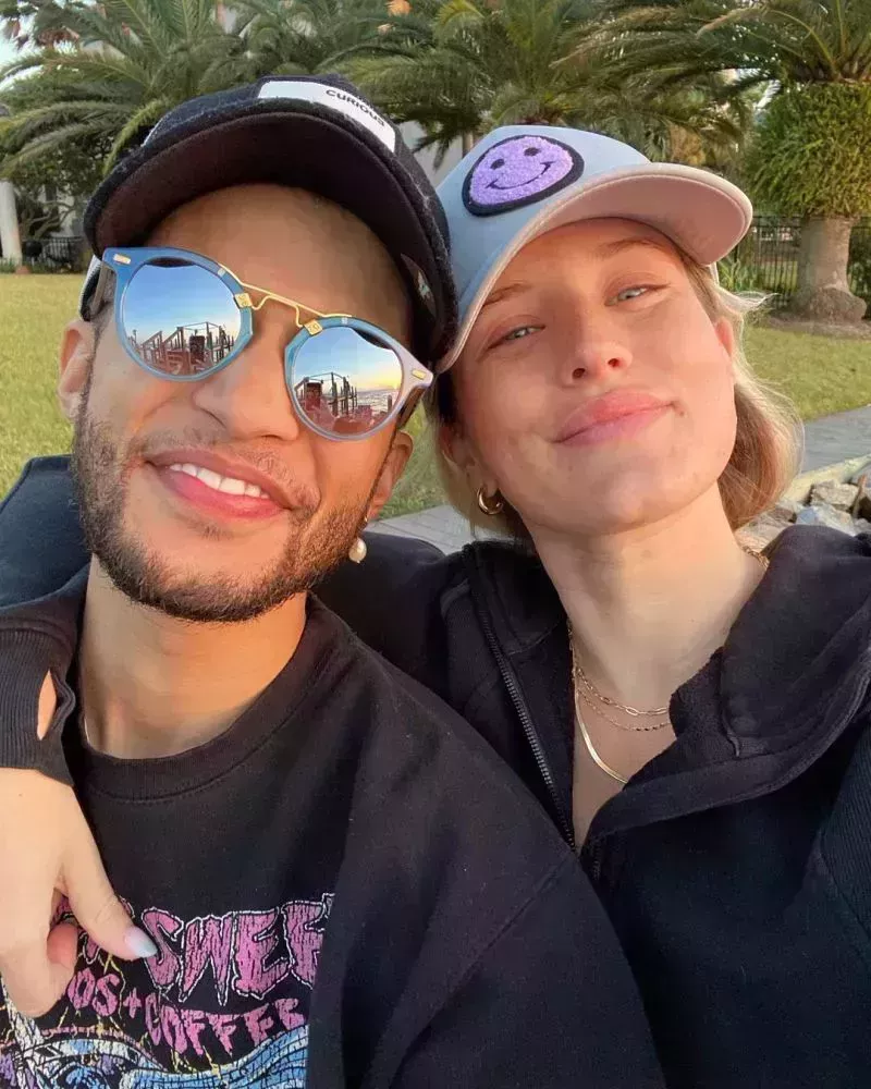 Desglose completo de la relación de Jordan Fisher con su amor de muchos años Ellie Woods