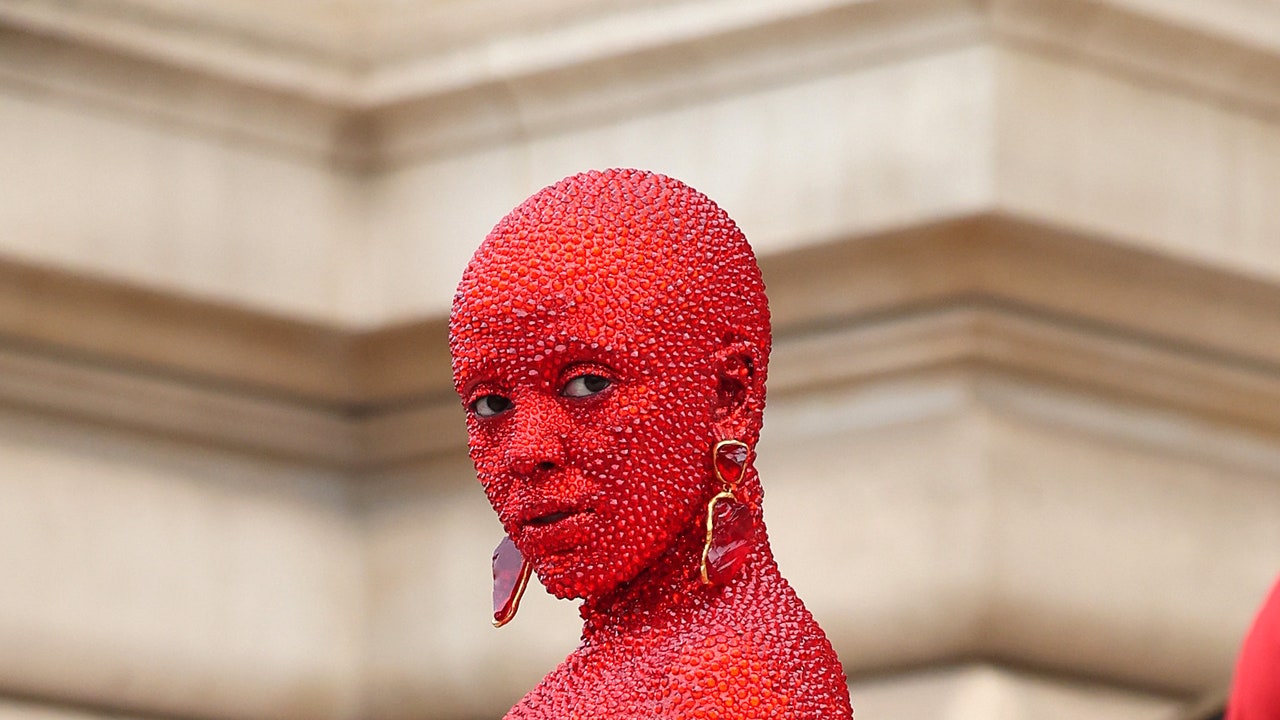 Doja Cat dice que estaba "súper enferma" con un look viral de Swarovski rojo