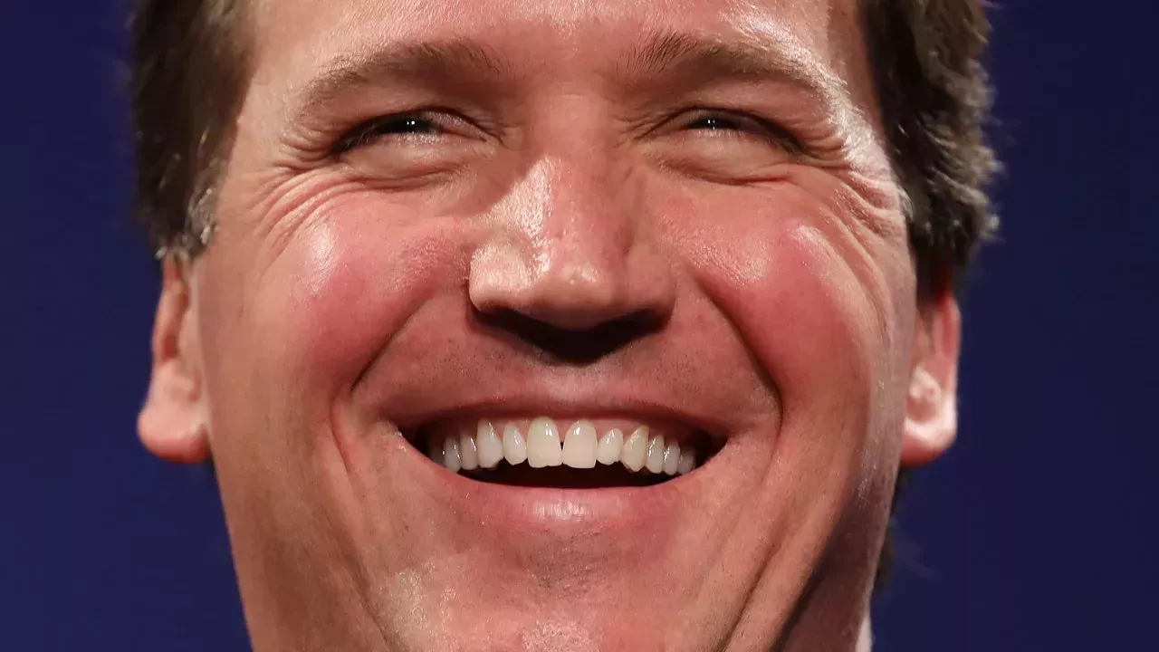 El legado de Tucker Carlson en la retórica contra la comunidad LGBTQ
