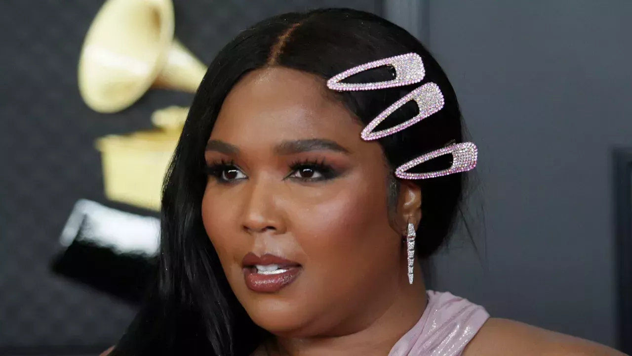 El maquillaje de reina mandaloriana de Lizzo a juego con su manicura