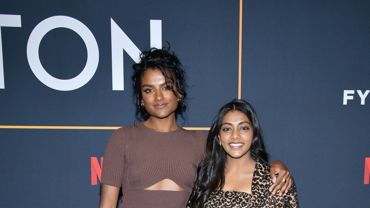 La realeza de &quot;Bridgerton&quot; Simone Ashley y Charithra Chandran se reencuentran