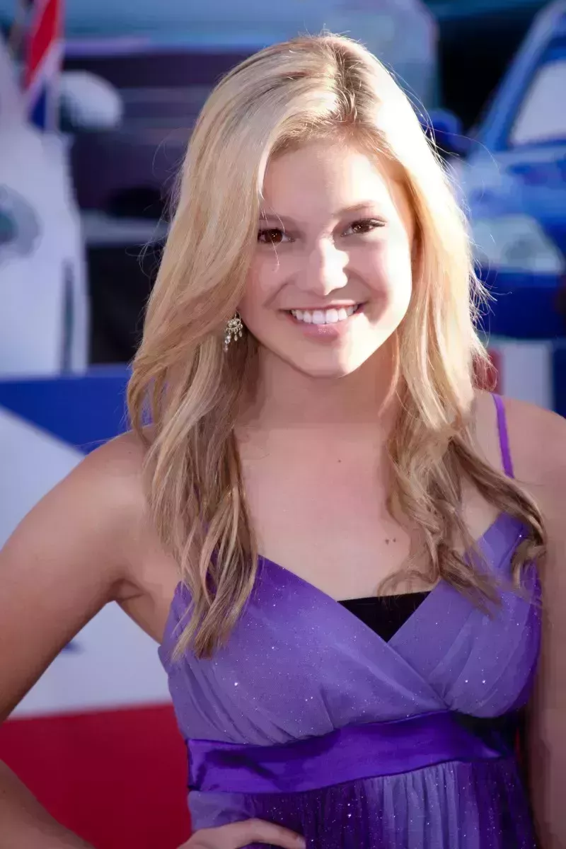 La transformación de Olivia Holt en fotos De estrella Disney a ahora