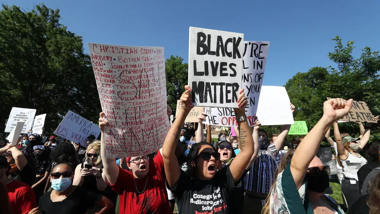 Los manifestantes reclaman cargos por el disparo en la cabeza a un adolescente de Kansas City