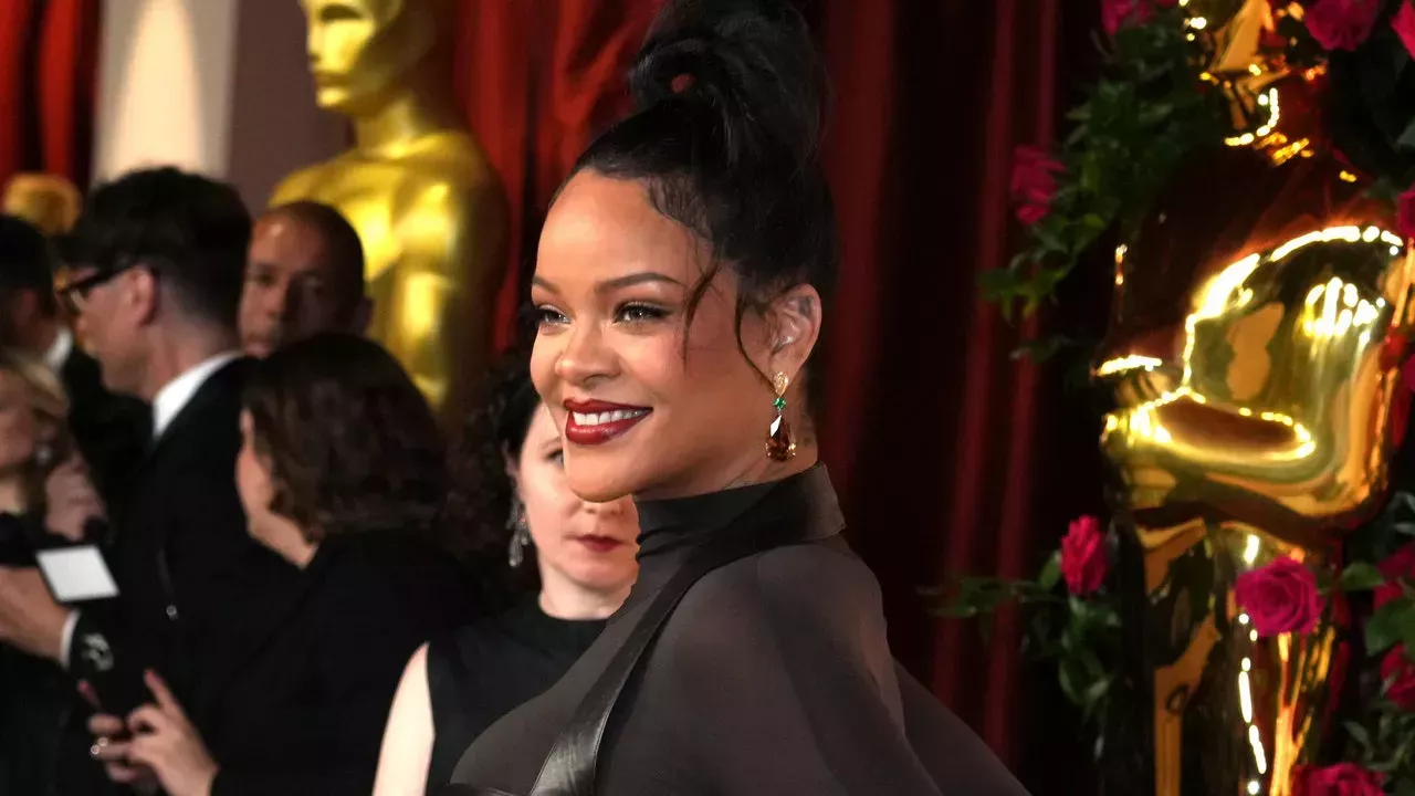 Rihanna acaba de clavar el tema de la Gala del Met 2023... ¿en la calle?