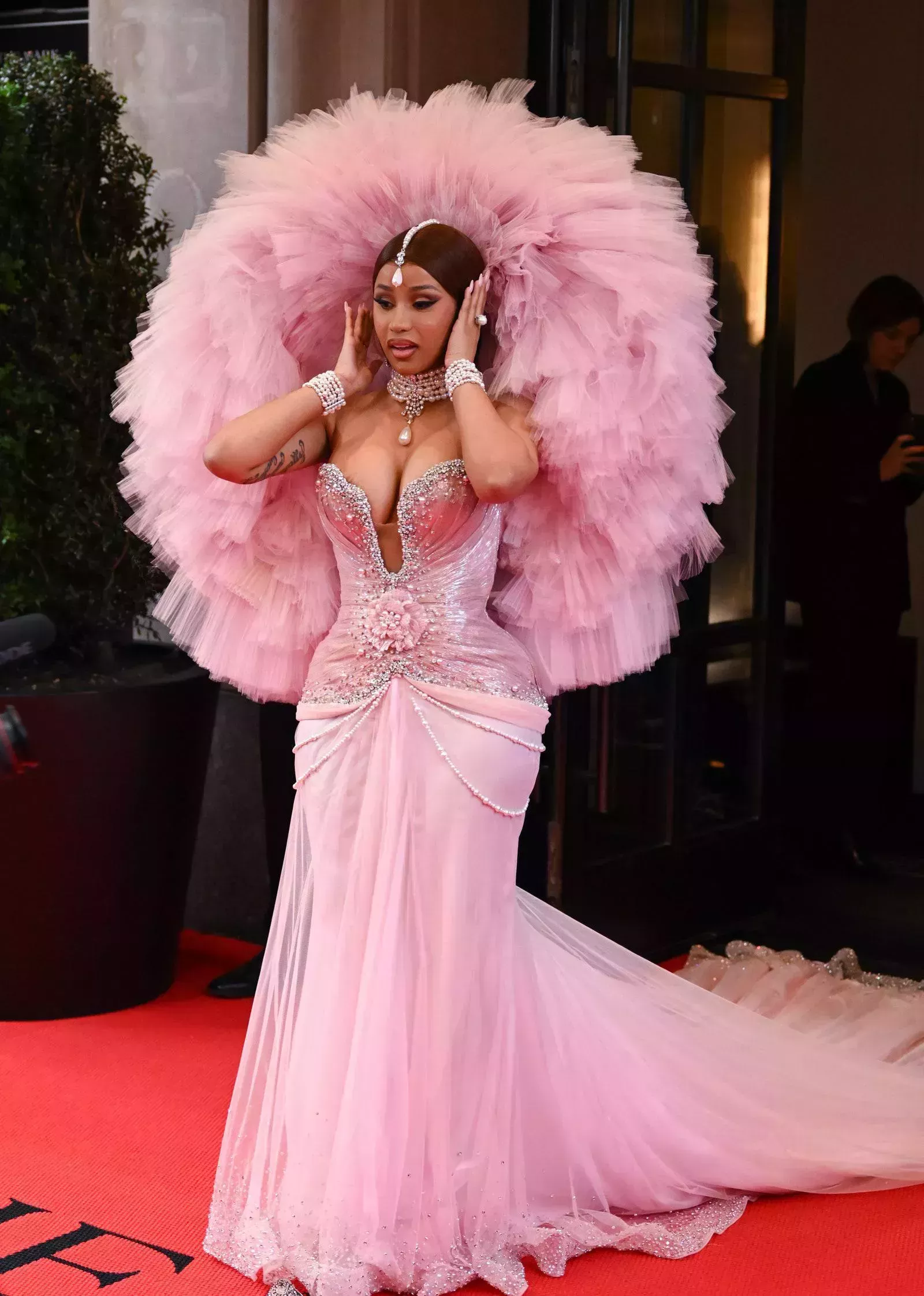 El disfraz de Cardi B para la Gala Met fue un puff rosa chicle