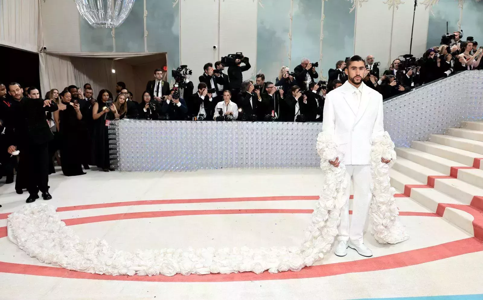 El look de Bad Bunny en la Gala del Met 2023 protagonizó un momento sin espalda