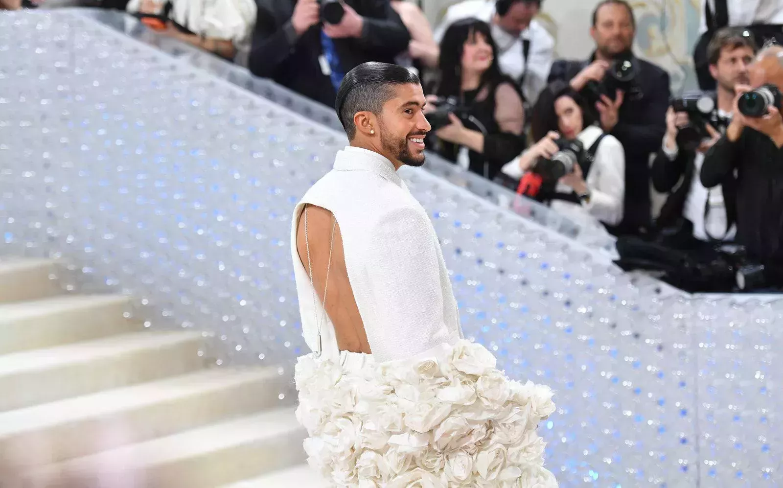 El look de Bad Bunny en la Gala del Met 2023 protagonizó un momento sin espalda