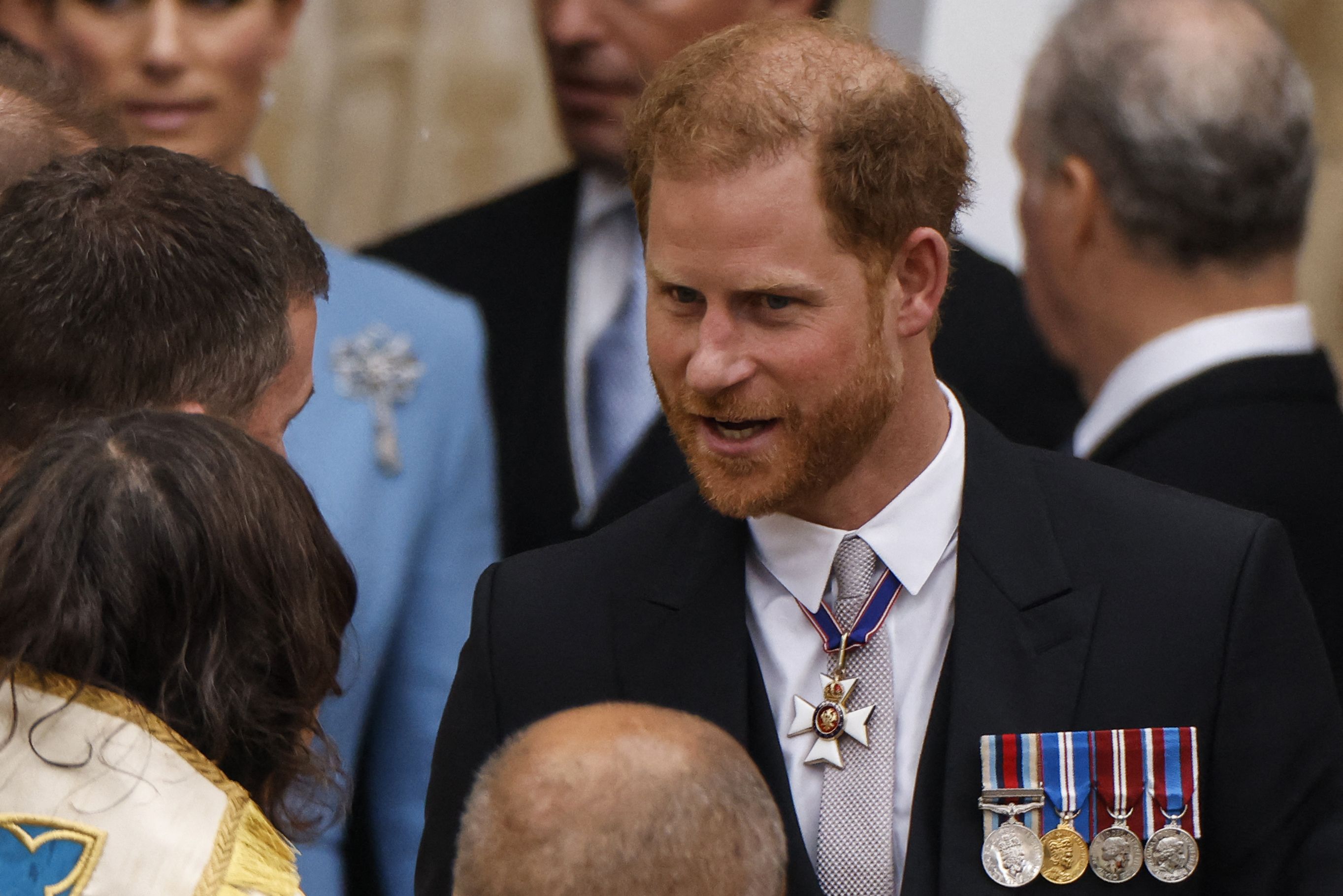 El príncipe Harry fue bloqueado por una pluma gigante en el sombrero de la princesa Ana durante la coronación