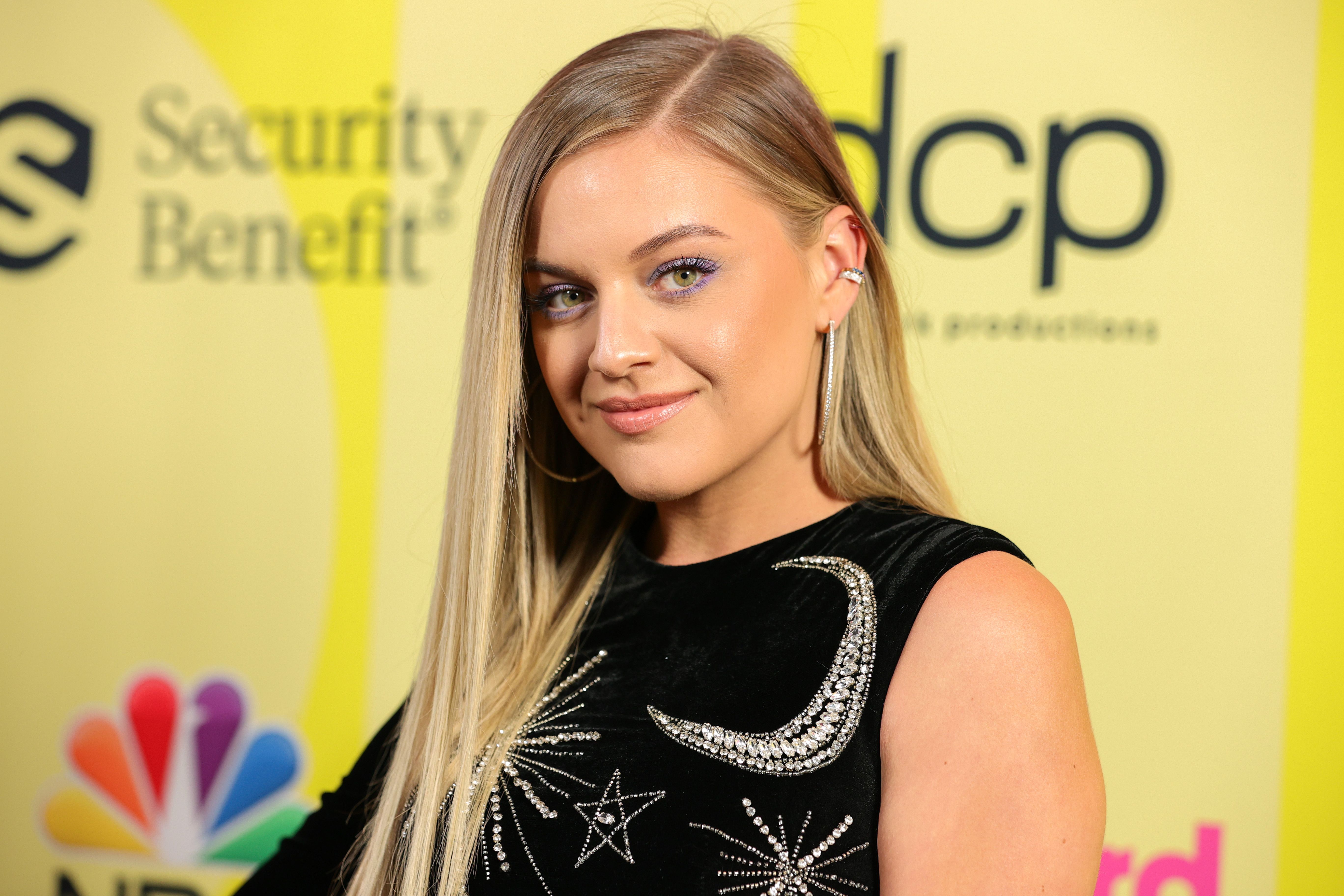 Kelsea Ballerini lució el atuendo más arriesgado en la alfombra roja y sus fans están abrumados