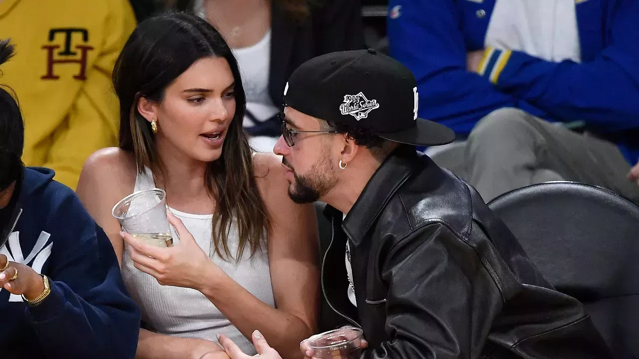 Kendall Jenner y Bad Bunny se convierten en meme viral sentados juntos en la cancha