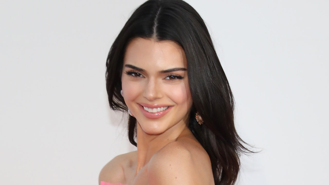 Kendall Jenner ya tiene el tapado transparente perfecto para el verano