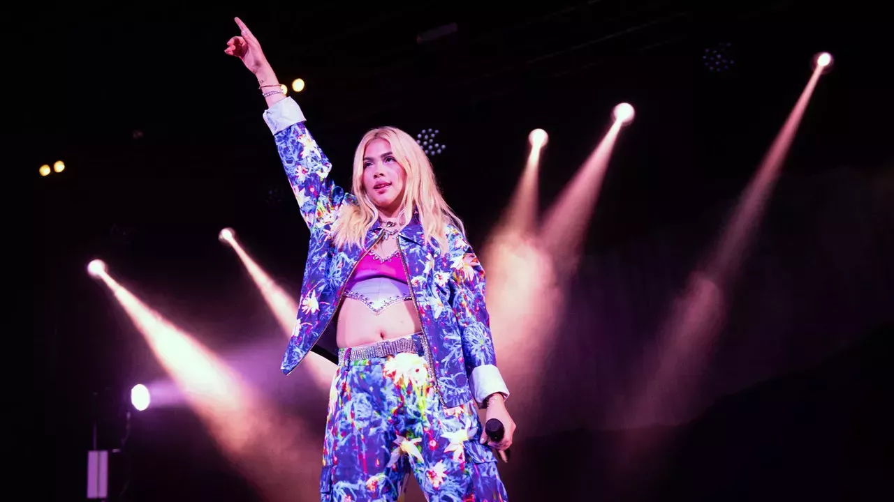 La policía le dijo a Hayley Kiyoko que no podía llevar drag queens al escenario en Nashville