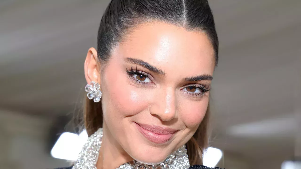 Las nuevas mechas doradas de Kendall Jenner son perfectas para el verano