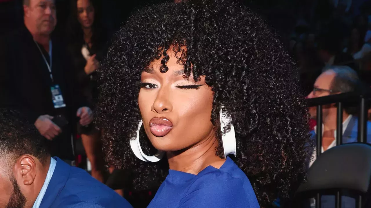 Megan Thee Stallion acaba de teñir de rojo sus rizos naturales