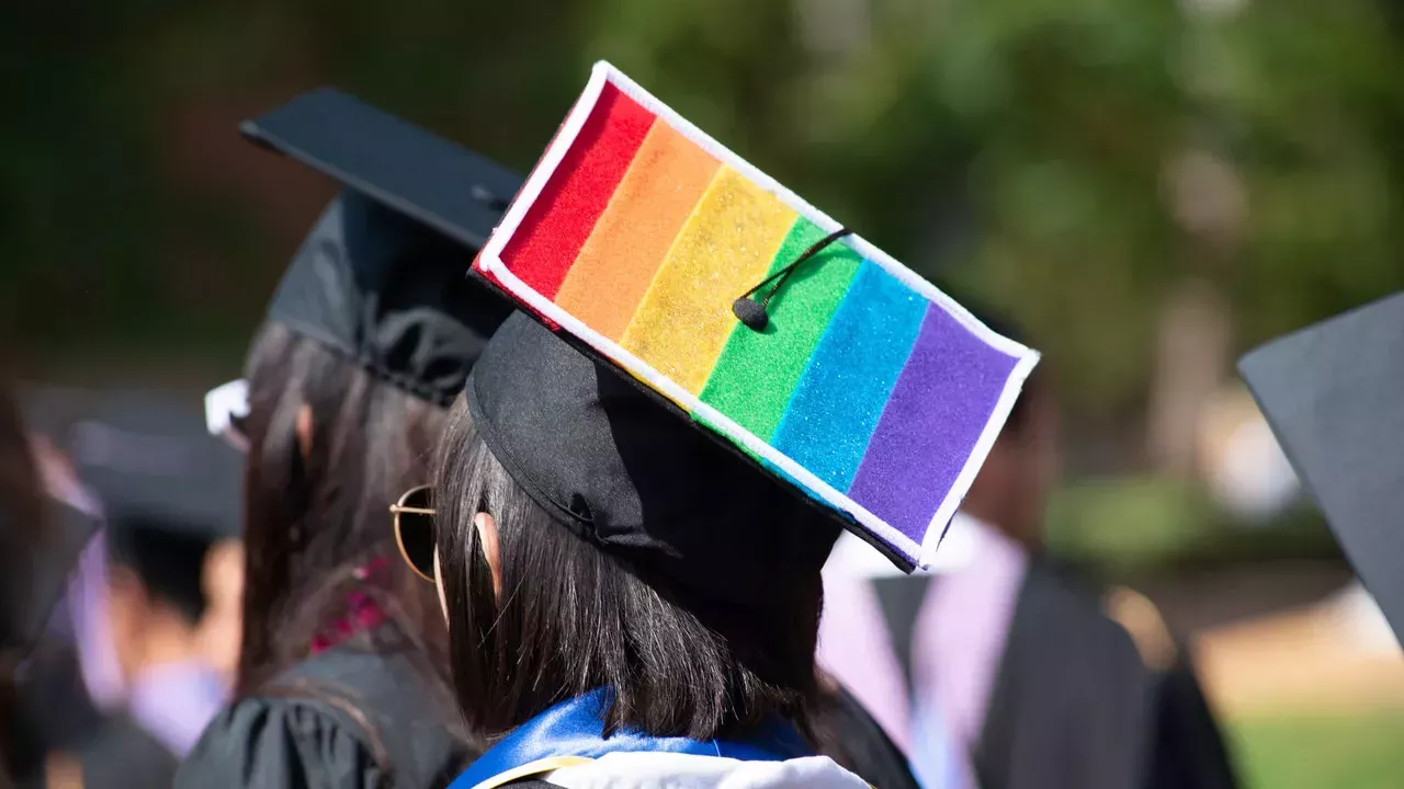 Para algunos estudiantes LGBTQ+ es casi imposible obtener préstamos