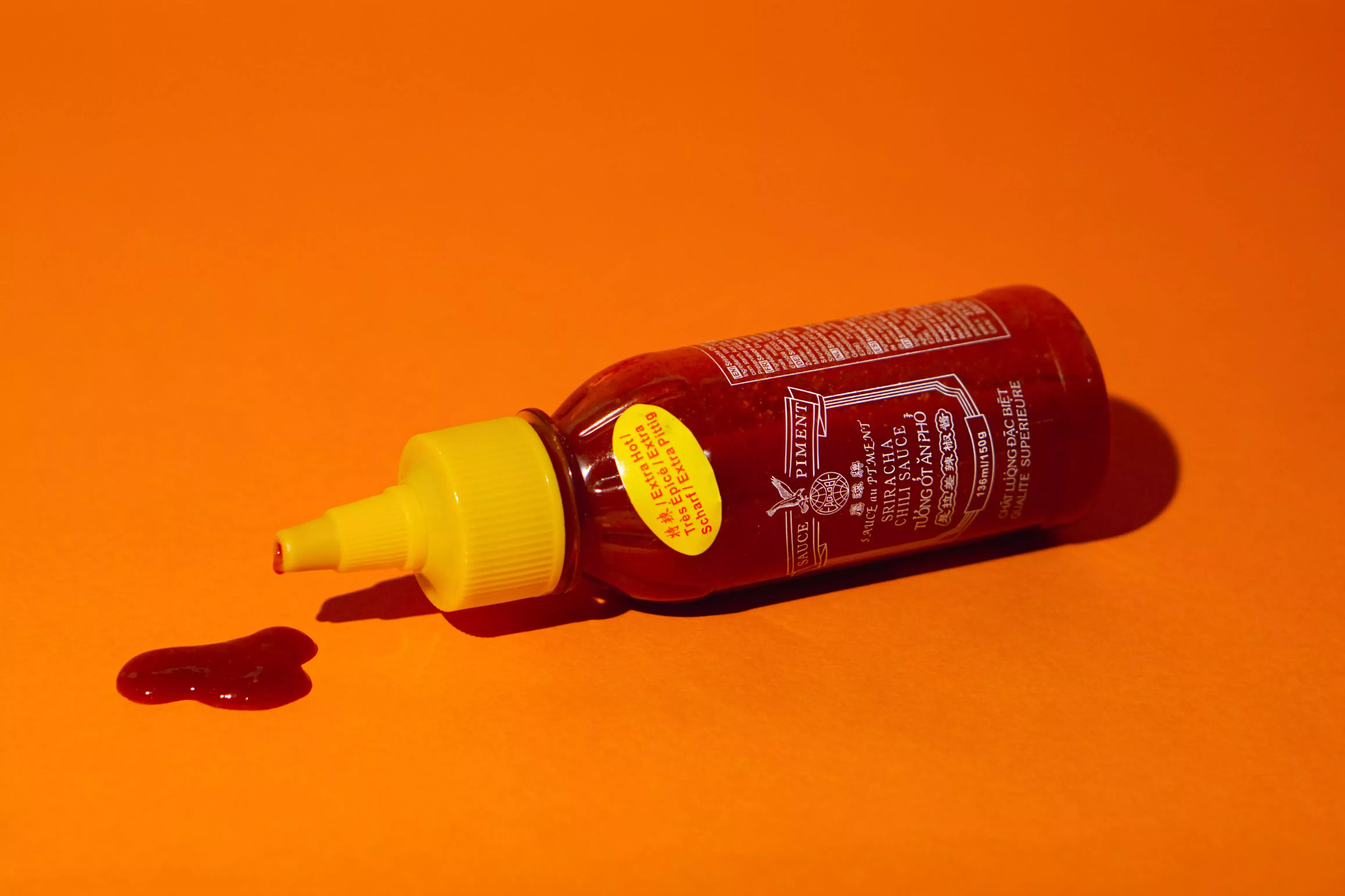 ¿Por qué se acumula la salsa Sriracha?