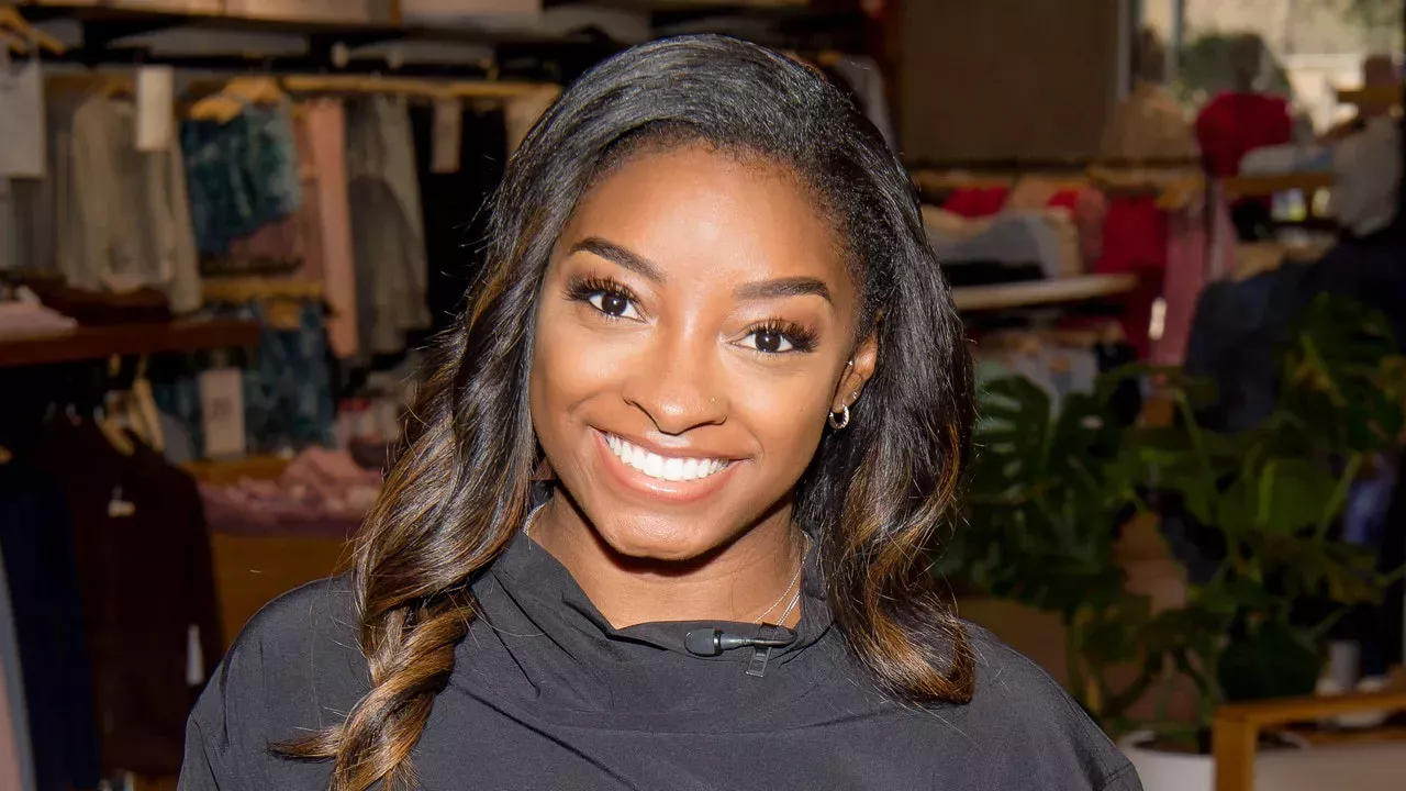 Simone Biles lleva tantos vestidos de novia como medallas de oro