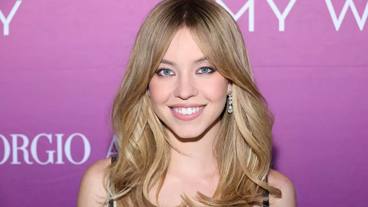 Sydney Sweeney lució sujetador y falda escarpada en la alfombra roja