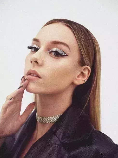 25 Impresionantes ideas de maquillaje de graduación para un vestido negro